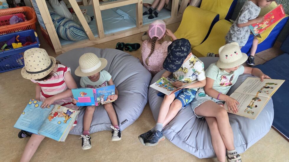 Kinder der Känguru-Kita in ihrem "Lesezirkel".