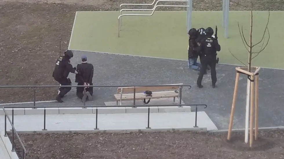 Die Beamten haben die beiden bewaffneten Jugendlichen überwältigt.