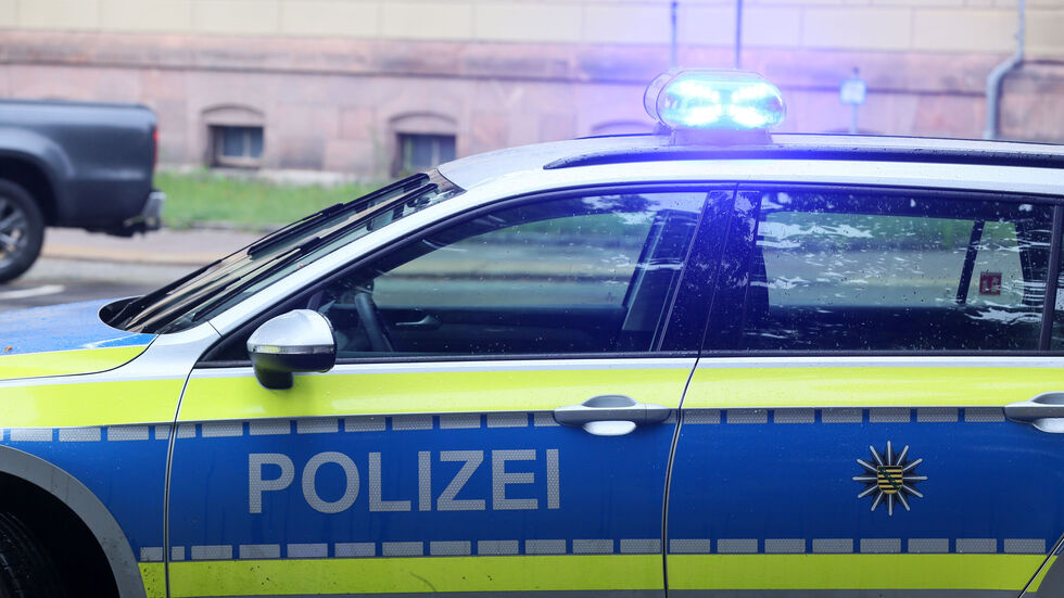 Ein Streifenwagen mit Blaulicht (Symbol).