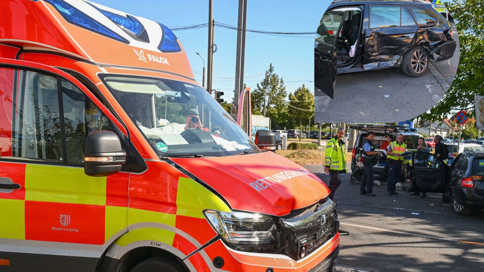 Der Rettungswagen mit eingeschaltetem Martinshorn krachte dem Skoda in die Seite.