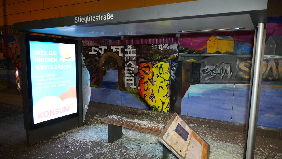 Zwei Haltestellen wurden "entglast". Zwei Haltestellen wurden "entglast".