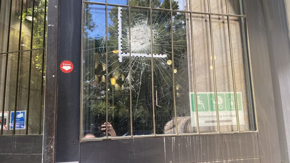 Die Scheibe an der Eingangstür des Leipziger Amtsgerichtes ist gesplittert.