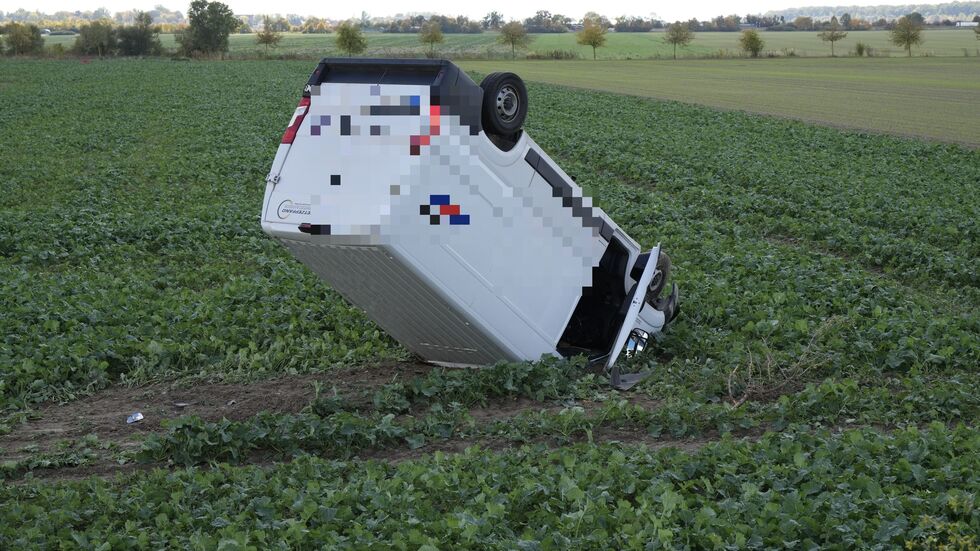 So blieb der Transporter auf dem Feld neben der Straße liegen.