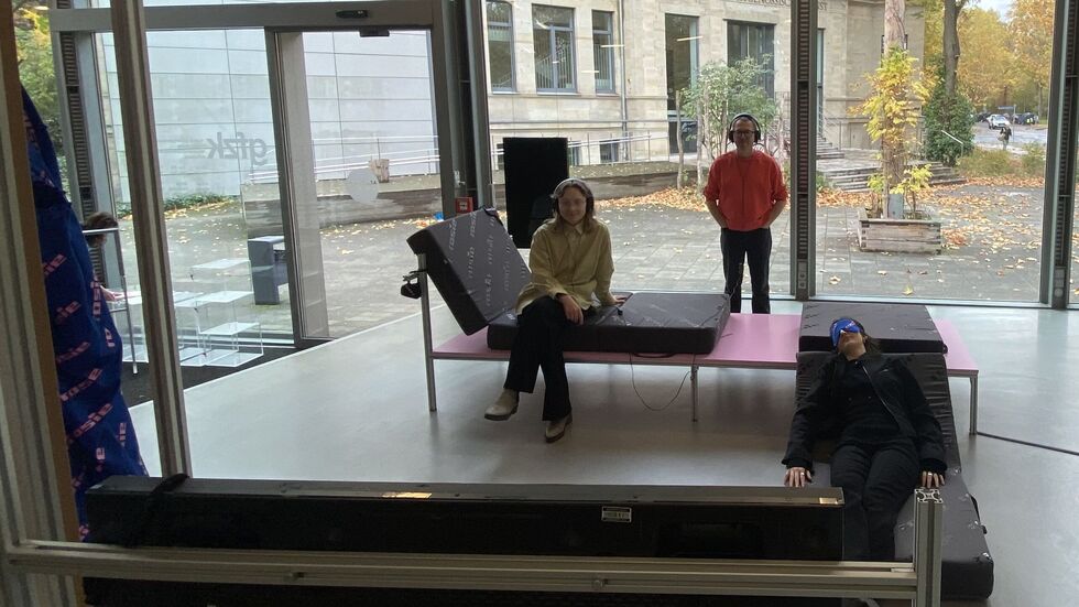 Sabine Weier (Kuratorin, v.li.), Jan Wenzeln (Autor/Kurator) und Hanar Hupka (Projektleiterin). Sabine Weier (Kuratorin, v.li.), Jan Wenzeln (Autor/Kurator) und Hanar Hupka (Projektleiterin).