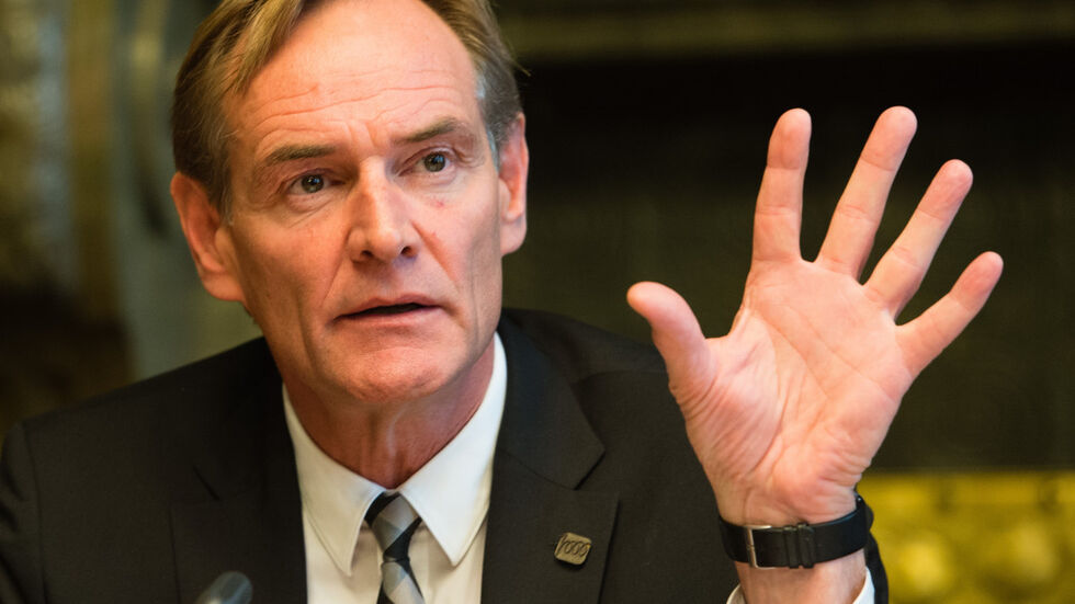 Leipzigs Oberbürgermeister Burkhard Jung (67, SPD) verteidigt die Einführung des neuen Stadt-Logos Leipzigs Oberbürgermeister Burkhard Jung (67, SPD) verteidigt die Einführung des neuen Stadt-Logos