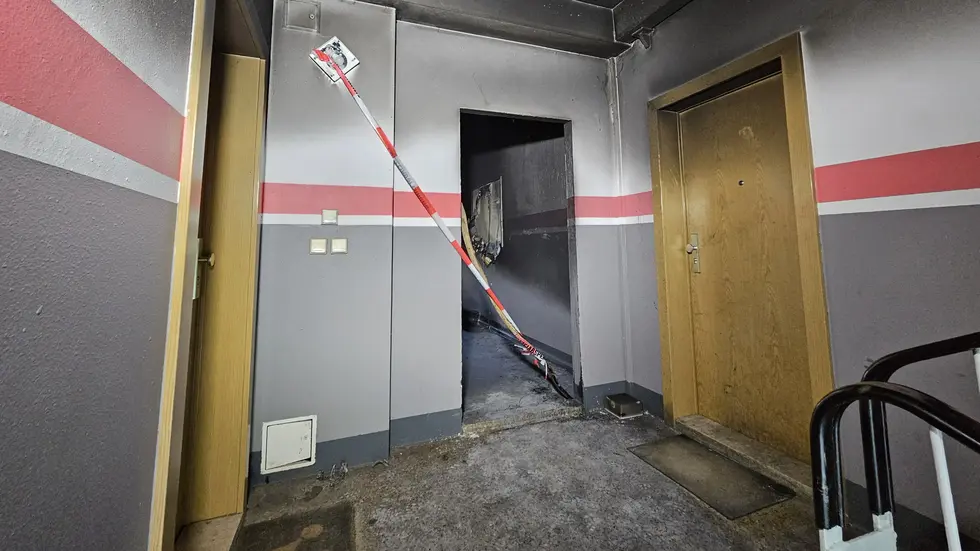 Blick in das beschädigte Haus.