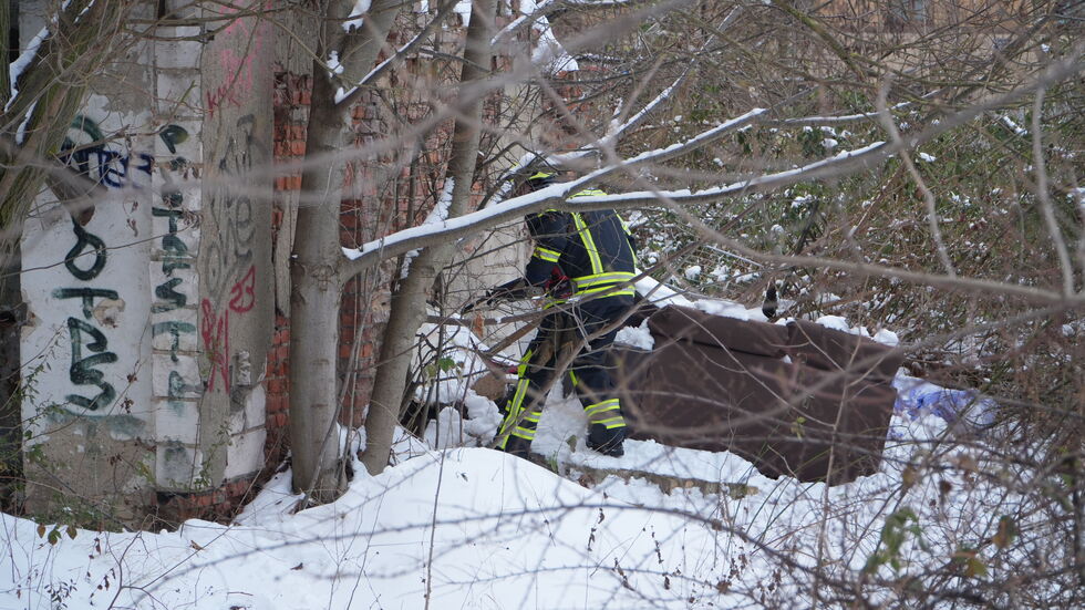 Ein Feuerwehrmann vor dem alten Lokschuppen im Lene-Voigt-Park in Leipzig.