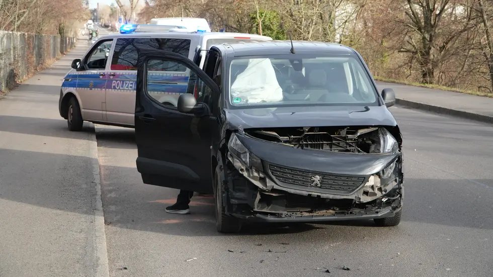 Weil die Fahrzeuge sich ineinander verkeilten, entstand hoher Sachschaden. 