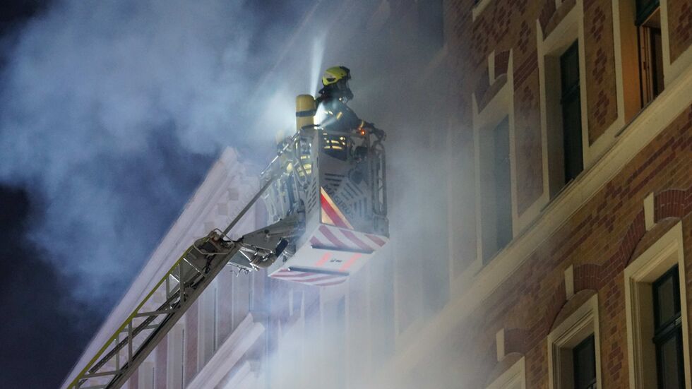 Feuerwehrleute bei der Rettungsaktion auf einer Drehleiter
