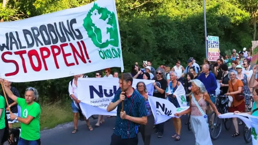 Laut Polizei beteiligten sich trotz hoher Temperaturen etwa 1400 Menschen an der Demo.