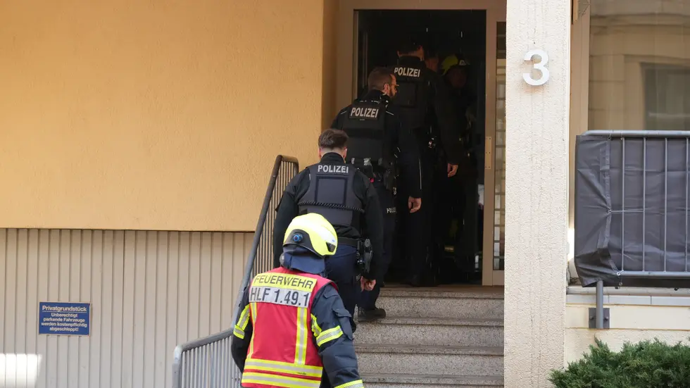 Jede Menge Rettungskräfte kamen zur Unterstützung in das Haus.