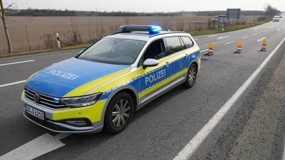 Die Leipziger Polizei hat die Louise-Otto-Peters-Allee halbseitig gesperrt.