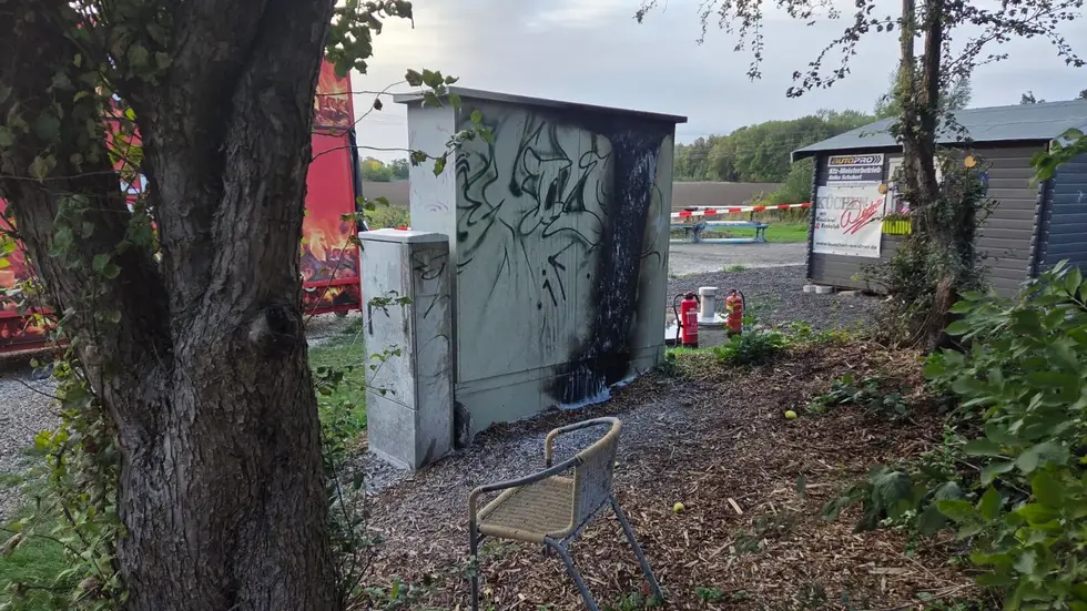 Die Plünderer zündeten auch den Stromkasten hinter dem Grillwagen an. Die Plünderer zündeten auch den Stromkasten hinter dem Grillwagen an.