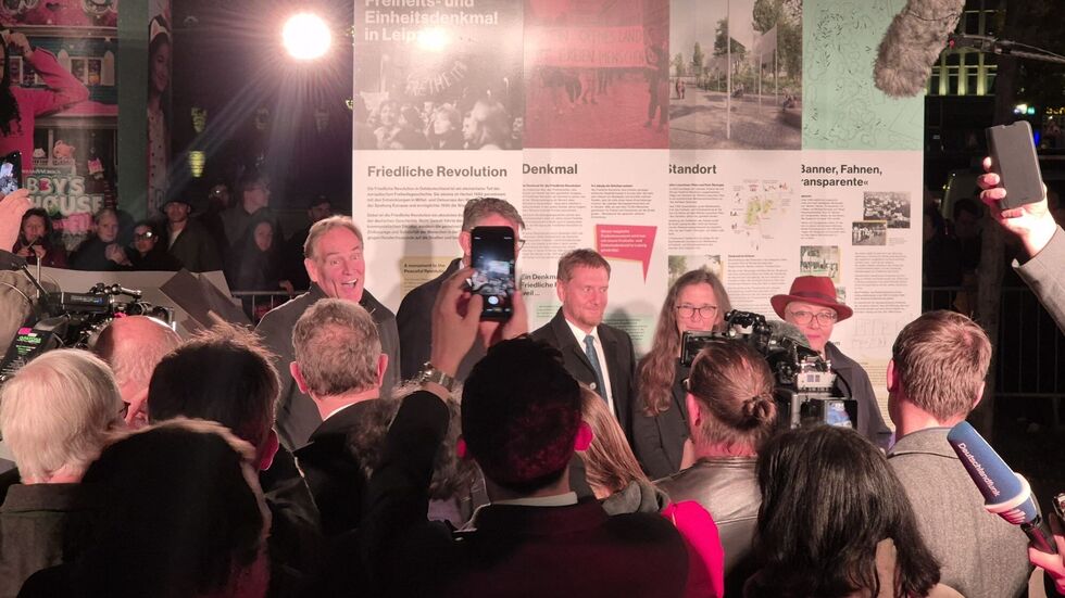 Der Moment der Grundsteinlegung fürs neue Freiheits- und Einheitsdenkmal auf dem Wilhelm-Leuschner-Platz in Leipzig - u.a. mit Sachsens Ministerpräsident Michael Kretschmer (Mitte) und Leipzigs Oberbürgermeister Burkhard Jung (links).