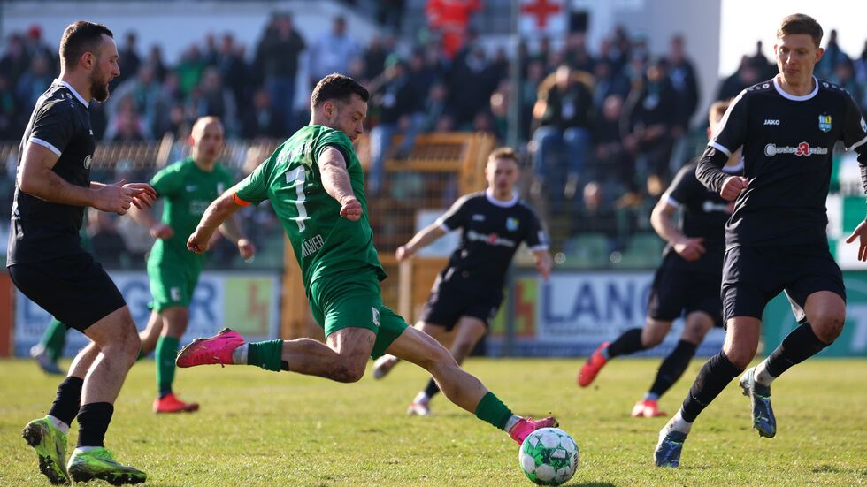 Chemie Kapitän Janik Mäder in einem vergangen Spiel. Chemie Kapitän Janik Mäder in einem vergangen Spiel.