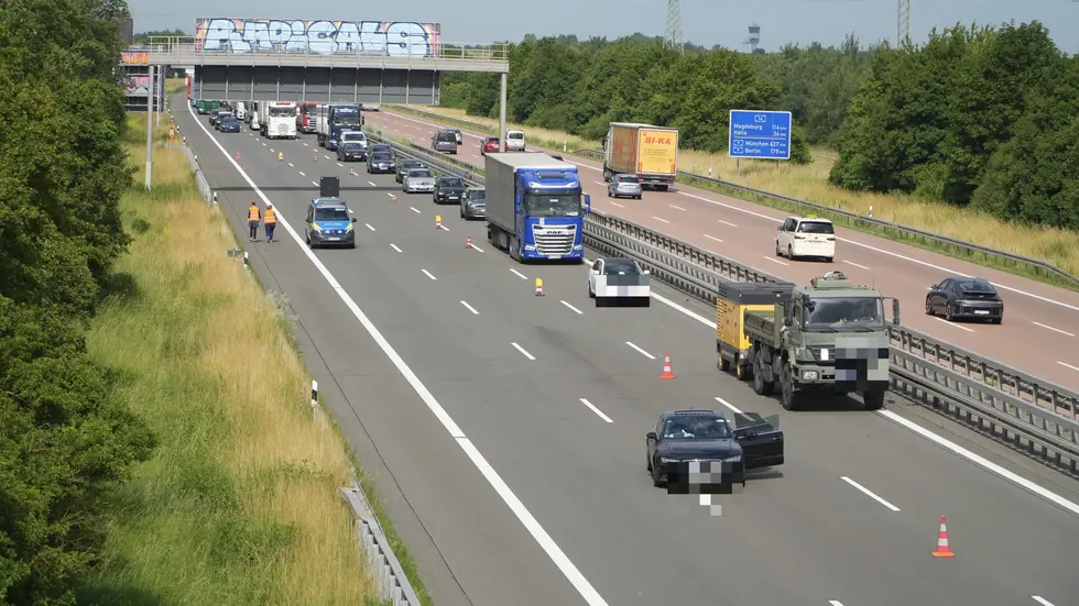 Die Unfallstelle auf der A14 bei Leipzig am Donnerstagvormittag. Dahinter hat sich ein langer Stau gebildet. Die Unfallstelle auf der A14 bei Leipzig am Donnerstagvormittag. Dahinter hat sich ein langer Stau gebildet.