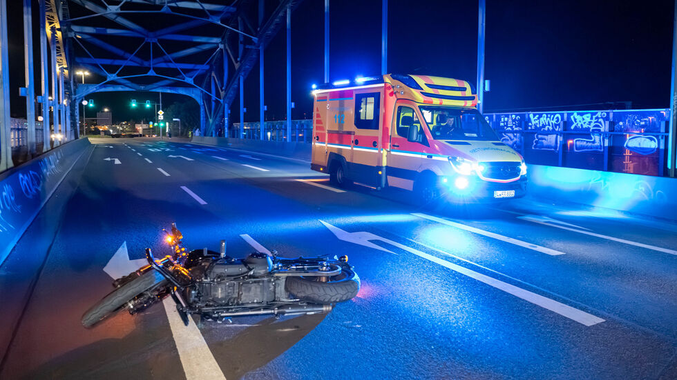 Die Unfallstelle: Die Harley liegt auf dem Asphalt.