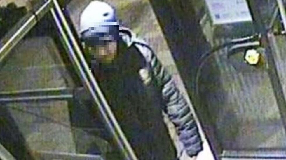 Der Tatverdächtige konnte mittlerweile identifiziert und in Cottbus festgenommen werden, es handelt sich laut Polizei um einen 19-jährigern Algerier. Wir haben das Fahndungs-Foto deshalb unkenntlich gemacht.