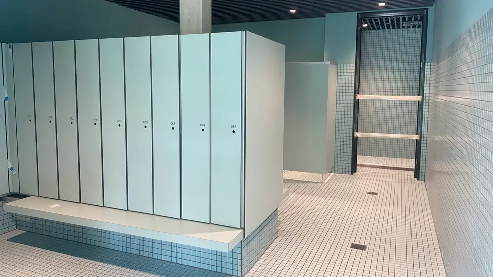 Eine Umkleide in der neuen Schwimmhalle an der Eisenbahnstraße. Auch hier sollen die Kameras künftig verboten sein. 