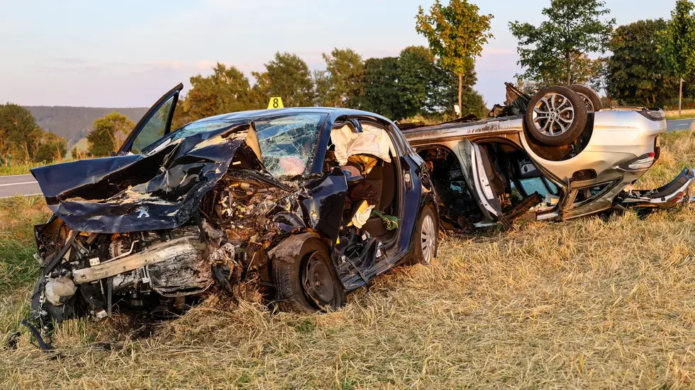Der völlig zerstörte blaue Peugeot der Frauen. Der völlig zerstörte blaue Peugeot der Frauen.