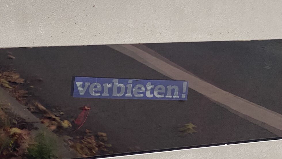 Aufs Display hat jemand bereits einen Kleber gemacht.