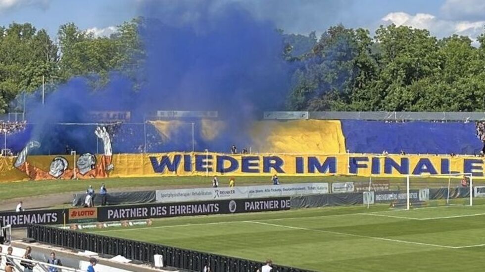 Der Fanblock von Lok Leipzig beim Sachsenpokal-Finale am Samstag. Der Fanblock von Lok Leipzig beim Sachsenpokal-Finale am Samstag.