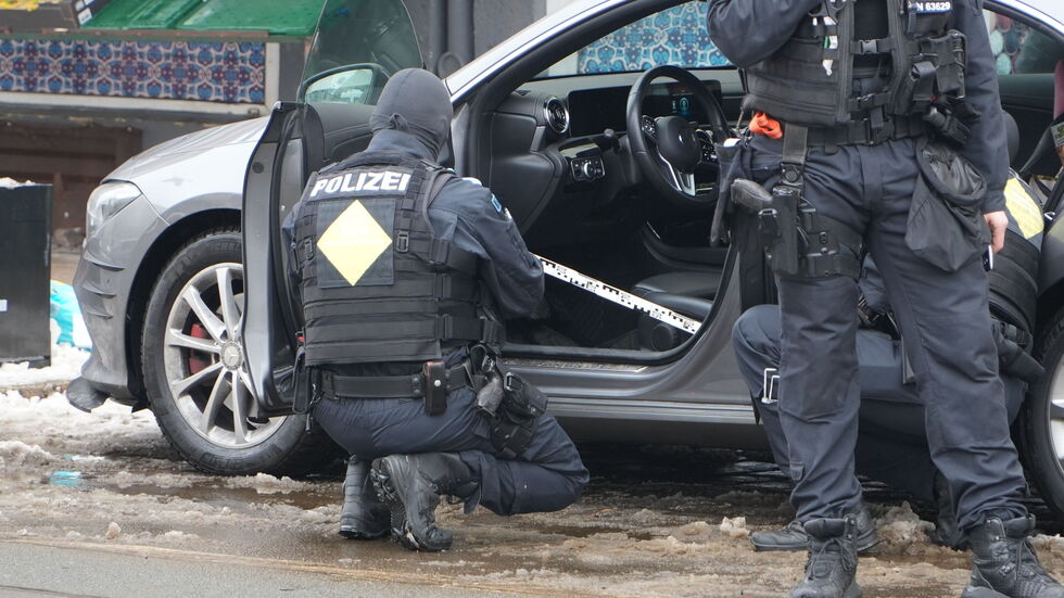 Die schwer bewaffneten Männer haben insgesamt vier Objekte auf der Eisenbahnstraße und im nahen Umfeld durchsucht.
