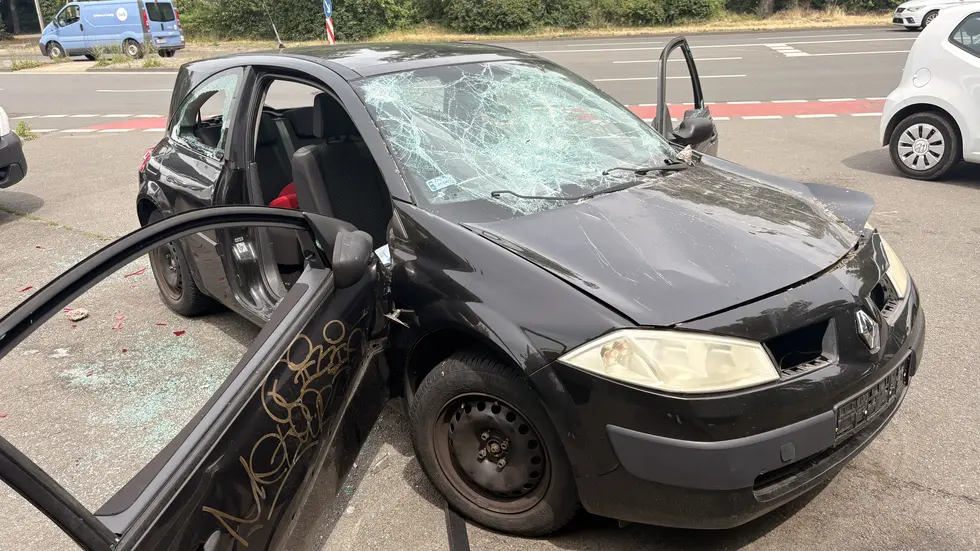 So stand der Renault zu Beginn der Woche an der Adenauer Allee - gegenüber des Mariannenparks. So stand der Renault zu Beginn der Woche an der Adenauer Allee - gegenüber des Mariannenparks.