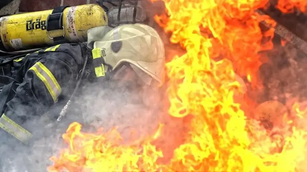 Das große Feuer hatte sich durch mehrere, übereinander liegende Wohnungen des Mehrfamilienhauses gefressen (Symbolbild).