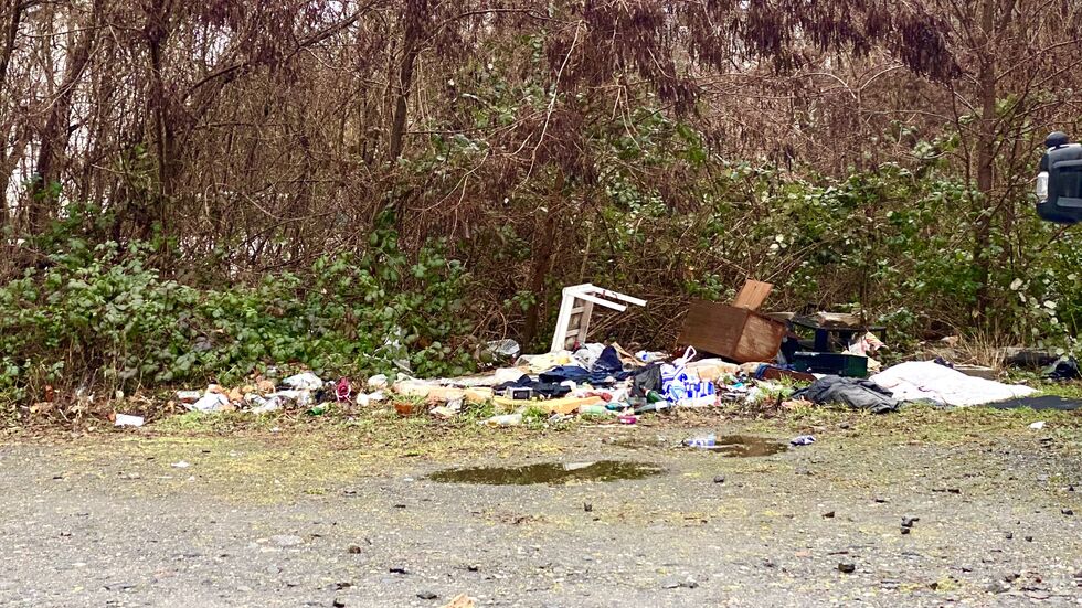 Ein Müllberg hinter dem Wagen mit der Leiche. Der Tote lebte laut Anwohnern schon seit Langem in dem Auto. Ein Müllberg hinter dem Wagen mit der Leiche. Der Tote lebte laut Anwohnern schon seit Langem in dem Auto.