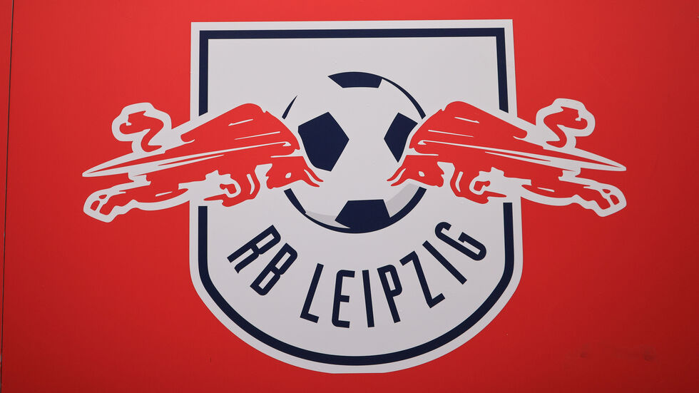 Der Bundesligist RB Leipzig hat sich von zwei Nachwuchsspielern getrennt, weil sie einen dunkelhäutigen Teamkollegen beleidigt haben sollen.