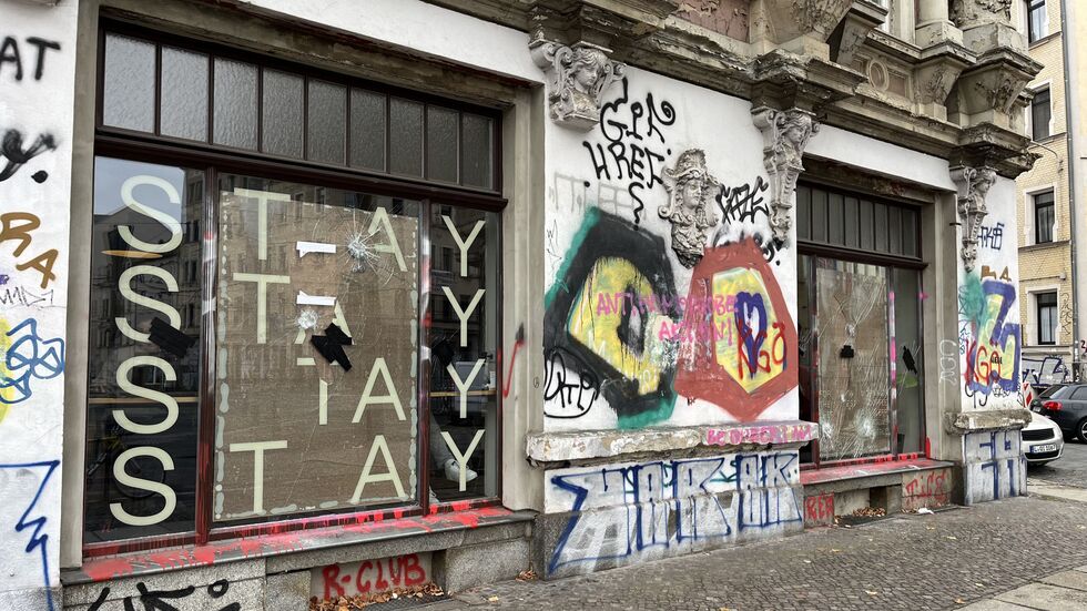 Diese beiden Café-Schaufenster haben Unbekannte in Leipzig-Reudnitz eingeworfen.