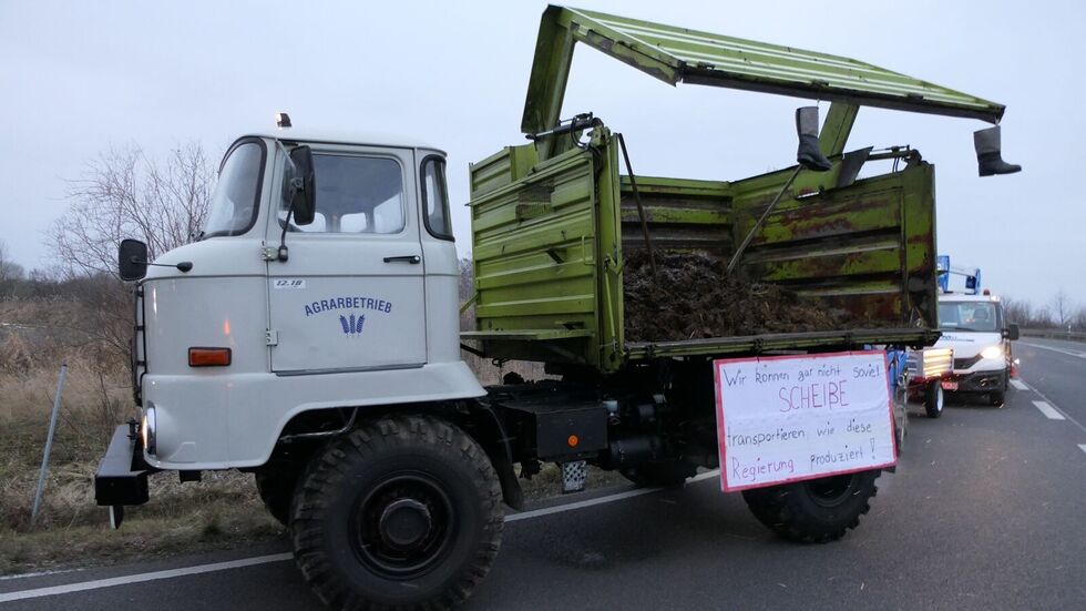 Ein Protest-Plakat an einem alten DDR-Laster