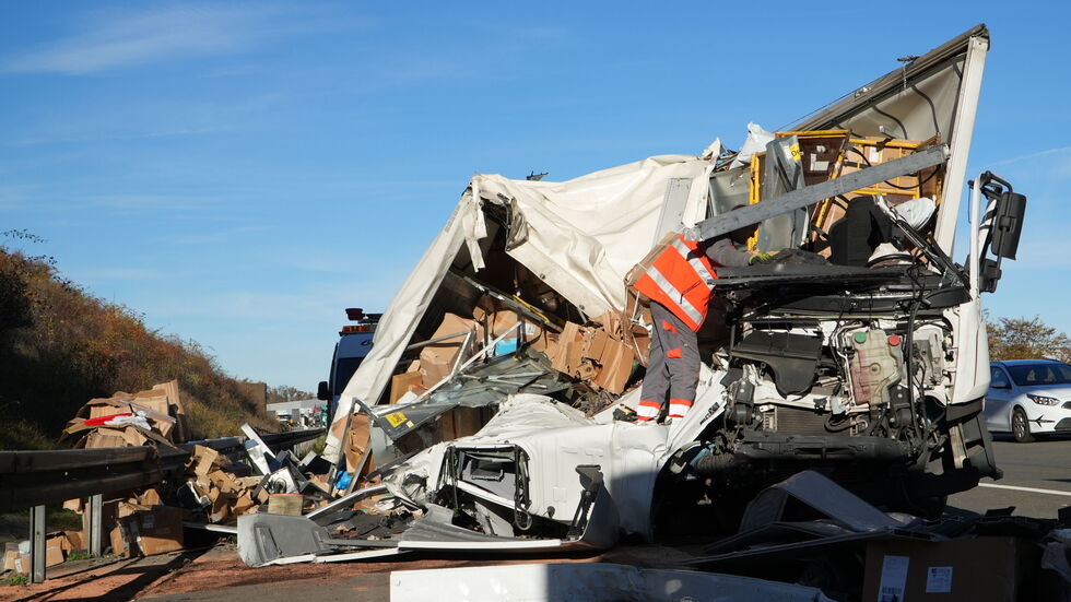Der zerstörte Laster aus einer anderen Perpektive. Der zerstörte Laster aus einer anderen Perpektive.