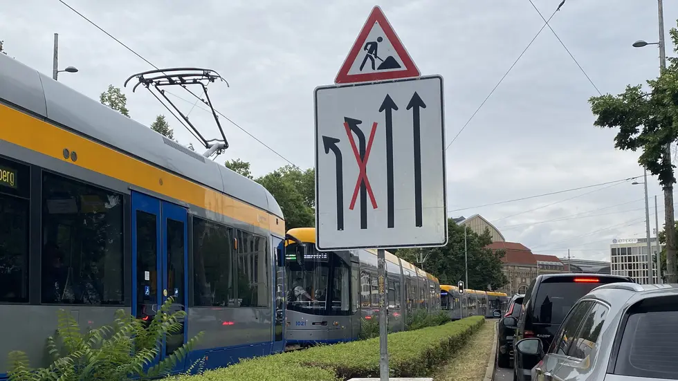 Am Leipziger Hauptbahnhof brauchen Autofahrer derzeit mehr als gute Nerven. Der Verkehr staut sich dort zu fast jeder Zeit sehr stark. Am Leipziger Hauptbahnhof brauchen Autofahrer derzeit mehr als gute Nerven. Der Verkehr staut sich dort zu fast jeder Zeit sehr stark.