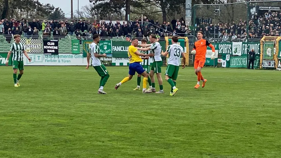 Eine typische Spielszene beim Derby am Sonntag: Die Spieler der beiden Teams (Chemie & Lok Leipzig) geraten nach einer umstrittenen Entscheidung aneinander, Eine typische Spielszene beim Derby am Sonntag: Die Spieler der beiden Teams (Chemie & Lok Leipzig) geraten nach einer umstrittenen Entscheidung aneinander,