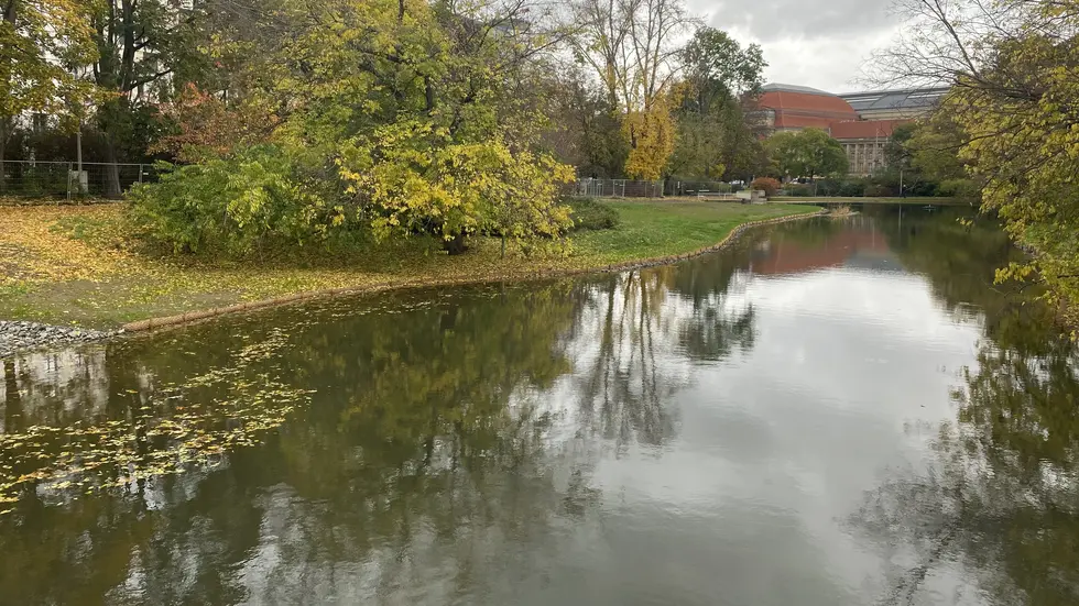 Der Schwanenteich-Park gegenüber vom Leipziger Hauptbahnhof gilt in den Abend- und Nachtstunden als krimineller Hotspot.