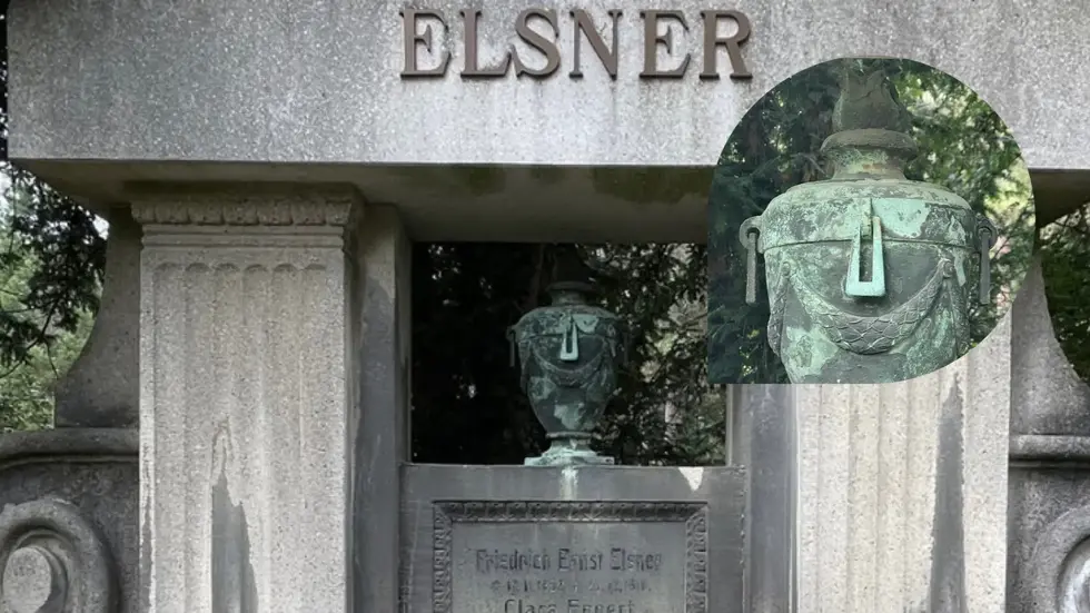 Die historische Familiengrabstätte mit der Urne, bevor sie gestohlen wurde.