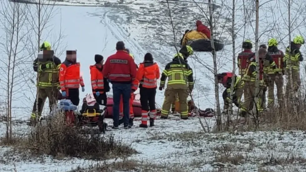 Feuerwehrleute konnten die eingebrochene Frau aus dem Wasser befreien (Symbolbild, dass stammt von einer ähnlichen Rettungsaktion am Harthsee stammt).
