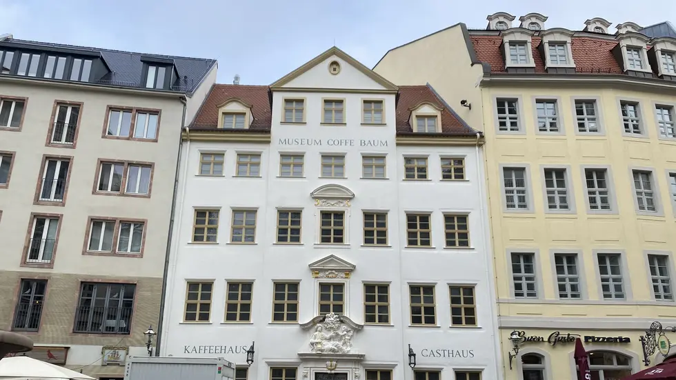 Besonders markant an der Fassade des Hauses "Zum Arabischen Coffe Baum" ist die prachtvolle Barock-Skulptur direkt über dem Eingang. Besonders markant an der Fassade des Hauses "Zum Arabischen Coffe Baum" ist die prachtvolle Barock-Skulptur direkt über dem Eingang.