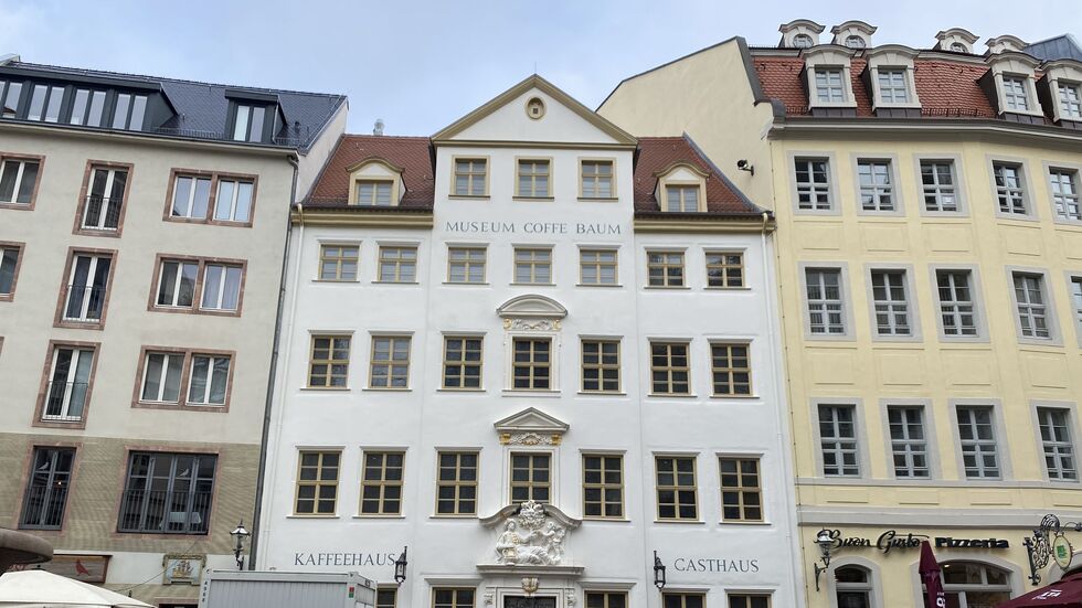 Besonders markant an der Fassade des Hauses "Zum Arabischen Coffe Baum" ist die prachtvolle Barock-Skulptur direkt über dem Eingang.