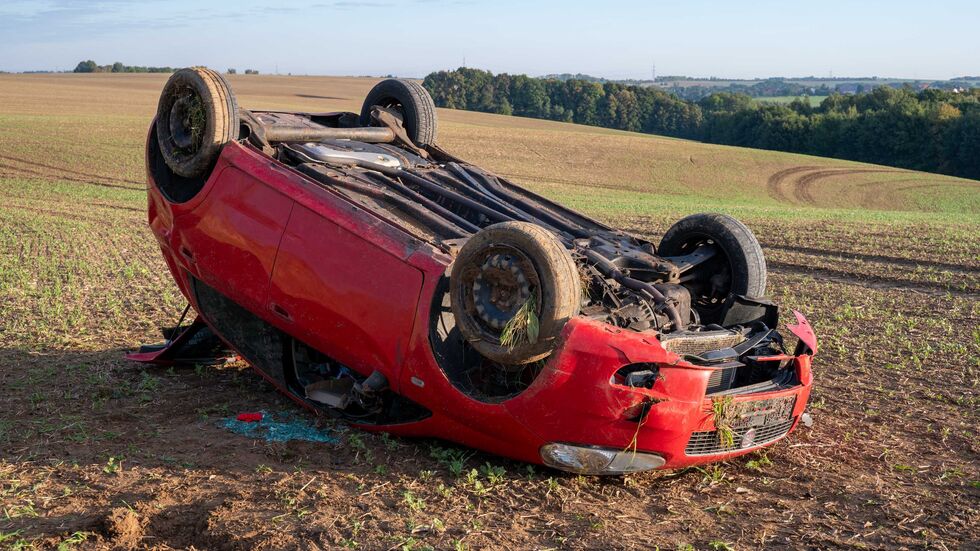 Das Auto wurde bei dem Überschlag schwer beschädigt.