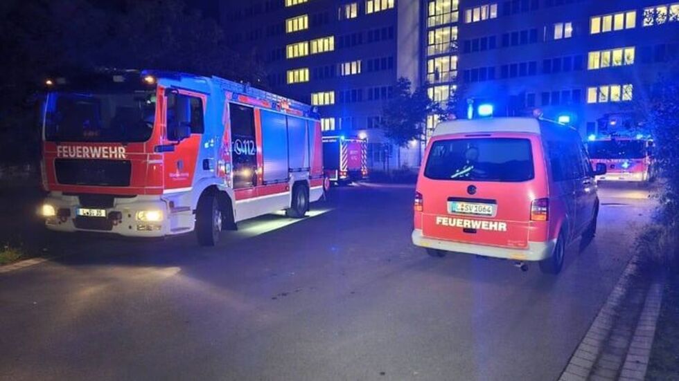 Die Leipziger Feuerwehr rückte mit zahlreichen Fahrzeugen an.