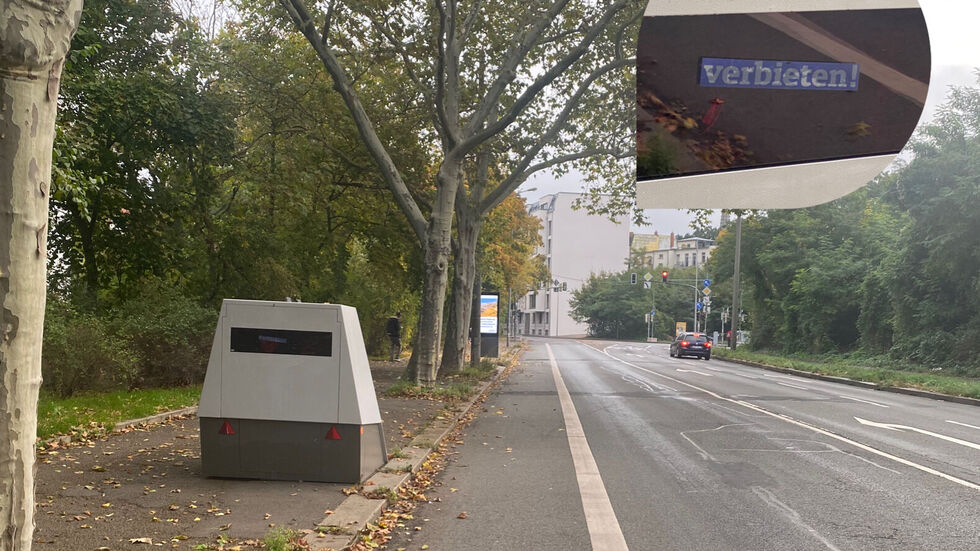 Auf dem mobilen Blitzgerät hat jemand bereits einen Aufkleber hinterlassen.
