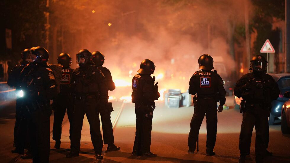 Bereits vor dem eigentlichen "Tag X" ist es in der Nacht auf Samstag am Wiedebachplatz zu schweren Ausschreitungen gekommen. Bereits vor dem eigentlichen "Tag X" ist es in der Nacht auf Samstag am Wiedebachplatz zu schweren Ausschreitungen gekommen.