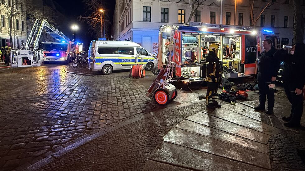 Rettungskräfte am Brandort. Rettungskräfte am Brandort.