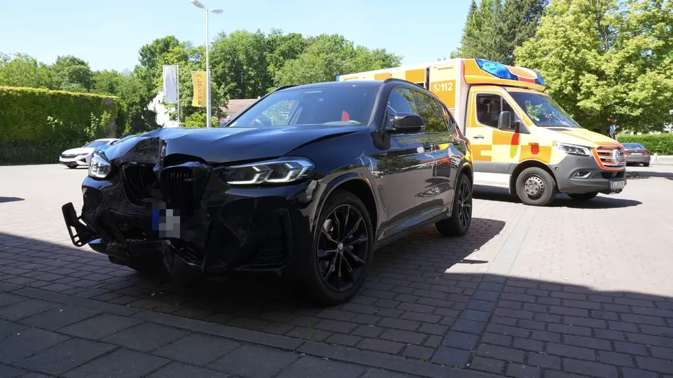 Das Auto hat im vorderen Bereich einiges abbekommen.