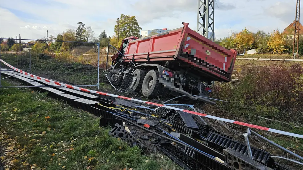 Der andere Lkw "flog" von der Straße. Der andere Lkw "flog" von der Straße.
