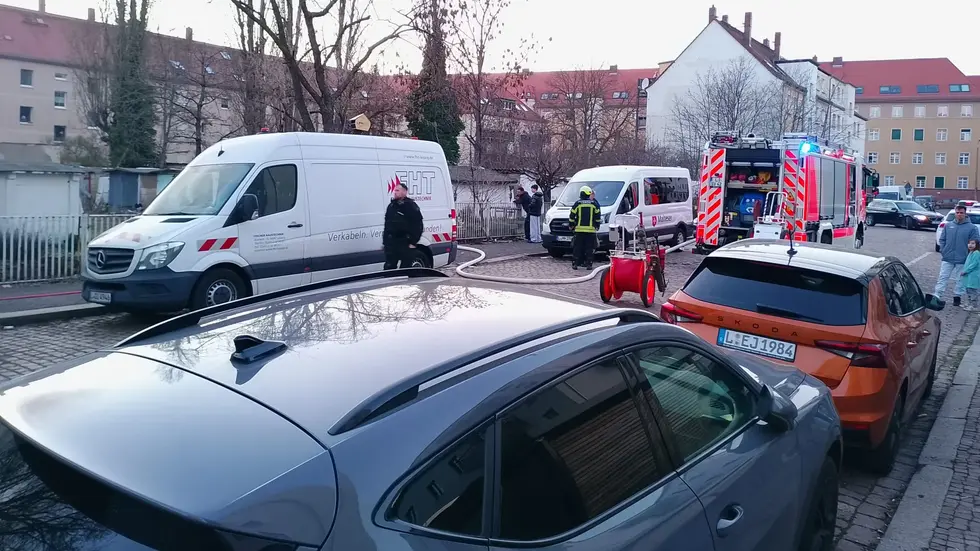 Die Feuerwehr rückte zum Bekämpfen der Flammen laut Leitstelle mit einem Löschzug an.