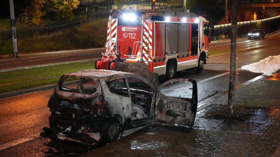 Die Feuerwehr löschte den Wagen.